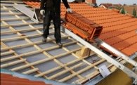 Звуки шагов по крыше дома